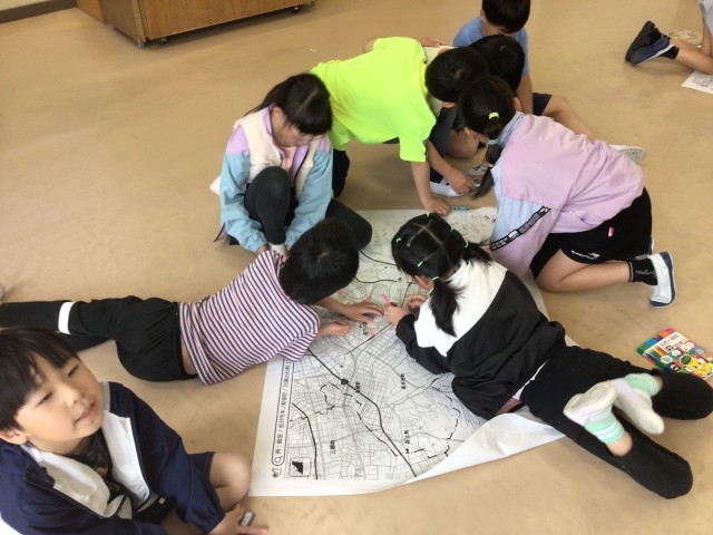 学校の周りにあるものを出し合い地図に記しています。