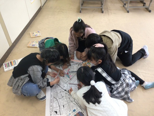 学校やお店等を手掛かりに、自分たちの家を探しています
