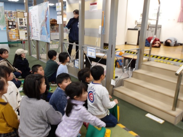 地震体験　ダンゴムシの姿勢で身を守ります