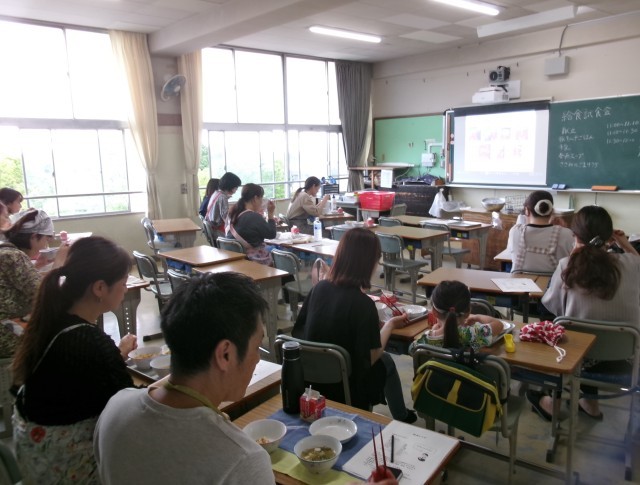 「給食試食会の様子」