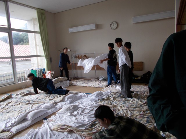 協力して布団を敷く様子