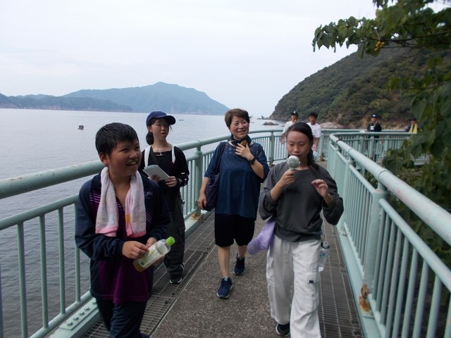 橋の上で